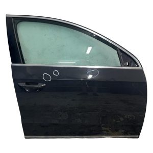 VW Passat B7 kombi r.v. 2012 šedá barva kód barvy LI7F pravé přední dveře 3AA831056 S5VX3T90676 VW Passat B7 kombi r.v. 2012 šedá barva kód barvy LI7F pravé přední dveře 3AA831056 S5VX3T90676